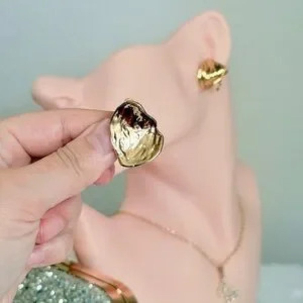 ?? Elegant Gold Clip-on Earrings